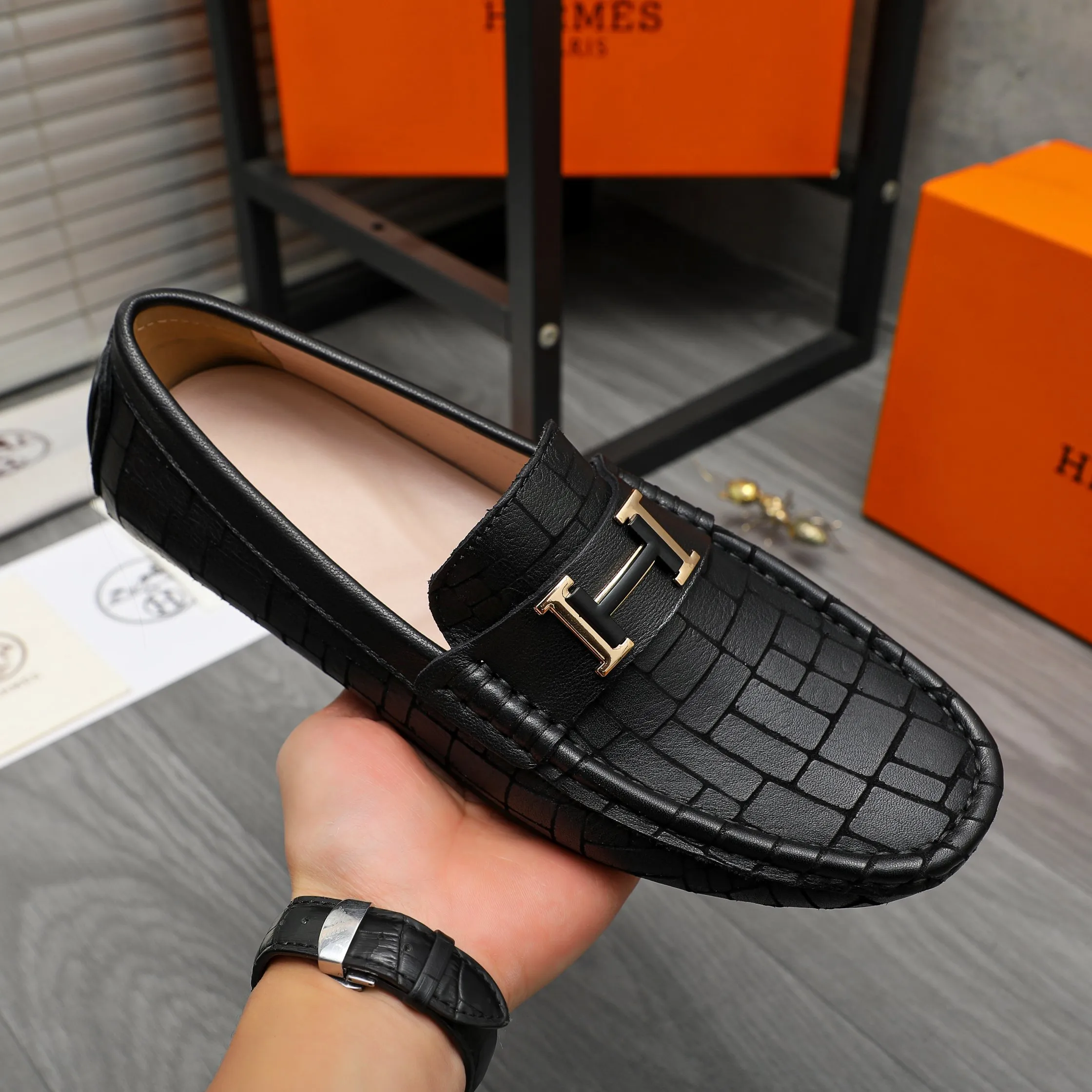 P380 Product trademark: HERMES "Hermes" casual slip-on men's shoes Regular size: 38-45 Product material: Selected embossed cowhide upper, sheepskin lining, rubber outsole